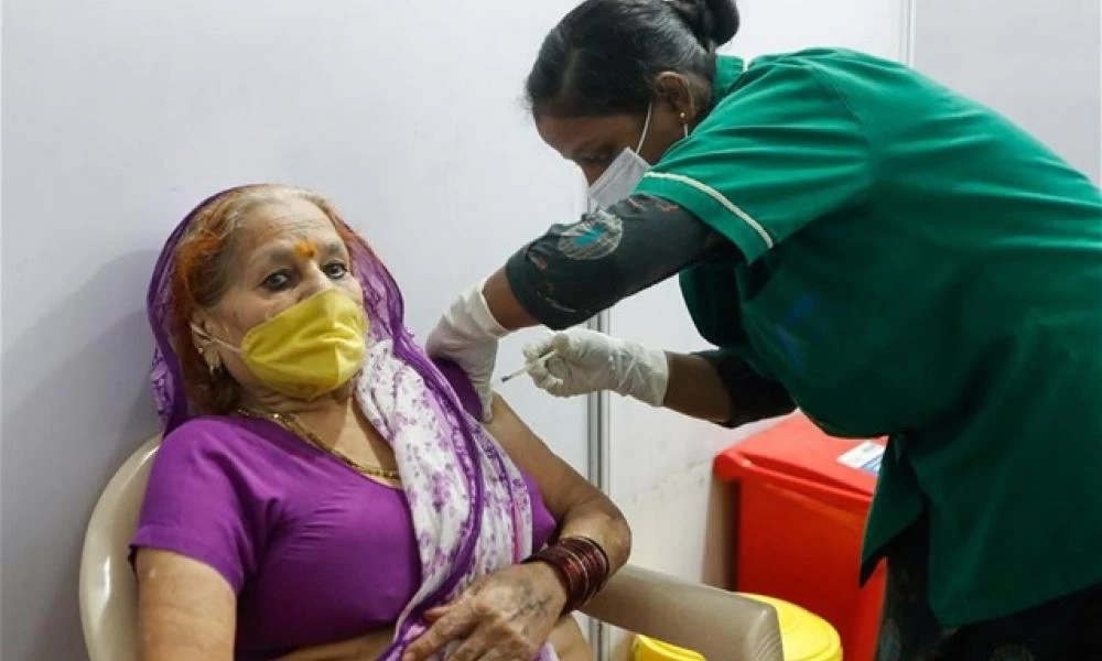 Ινδία: Εξαπάτησαν πολίτες με ψεύτικα εμβόλια που είχαν αλατόνερο!